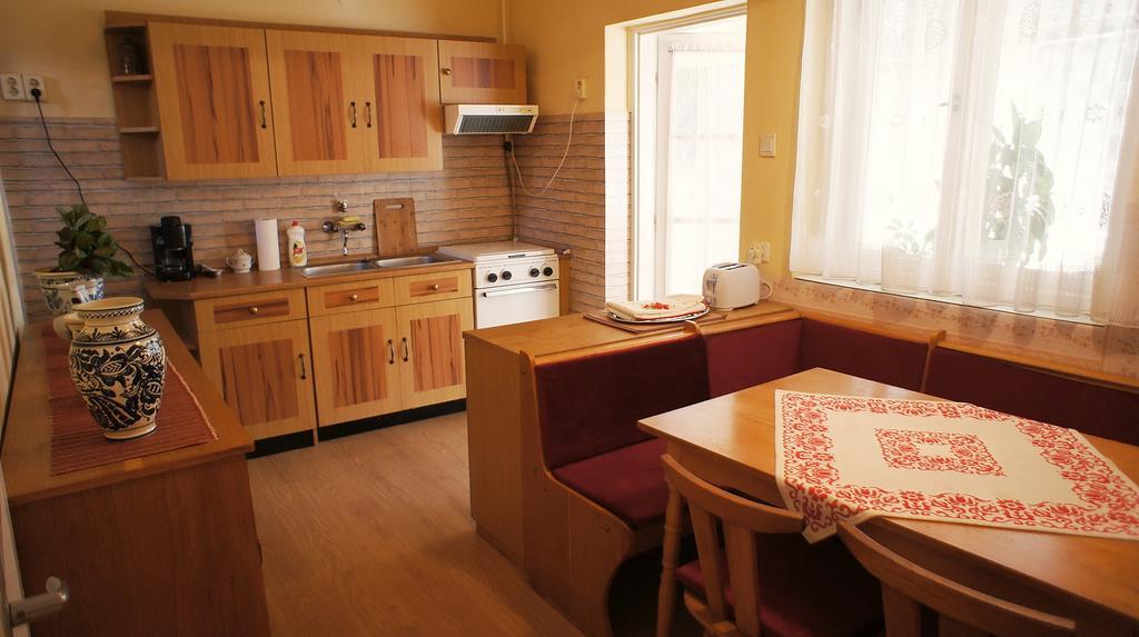 Hajnal Apartman Villa Gyula Phòng bức ảnh